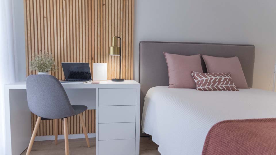 Chambre meublée avec bureau dans un appartement à Douala