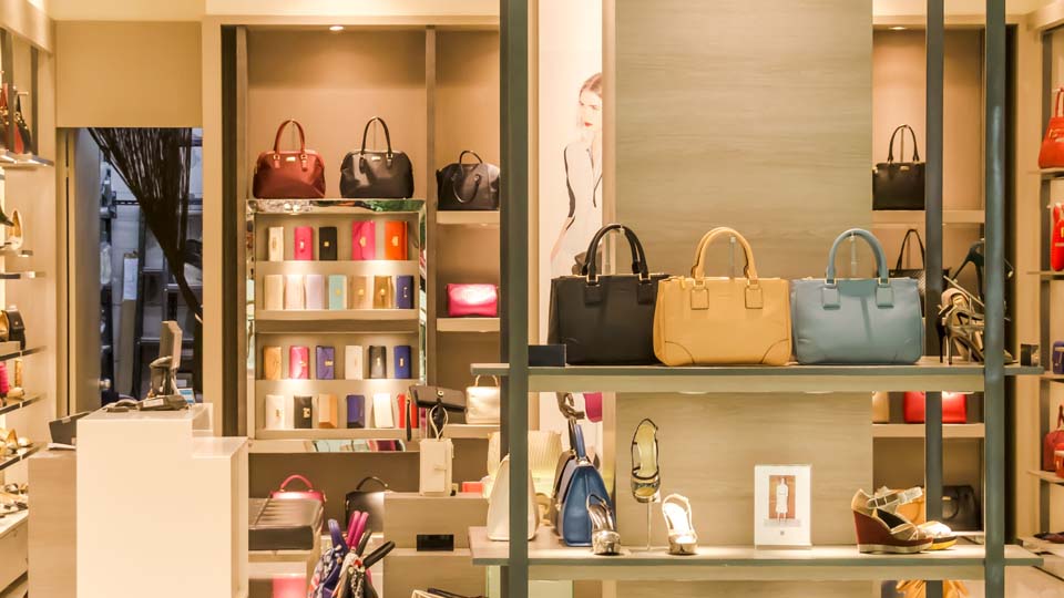 Vitrine de boutique de maroquinerie entretenue