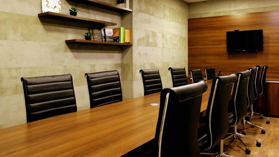 Salle de réunion avec parquet et table en bois nettoyée