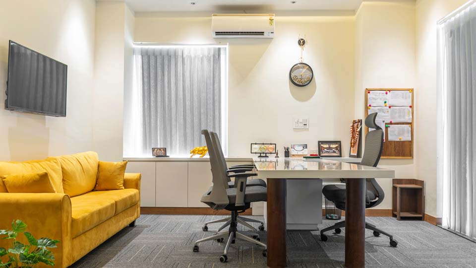 Bureau fermé avec moquette propre et rangé