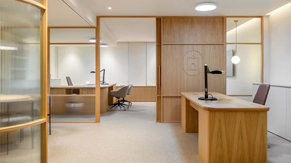 Espace de travail semi-ouvert avec moquette desinfectée