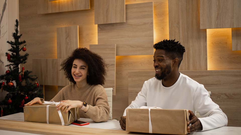 Cadeaux personnalisés préparés pour être remis à des employés