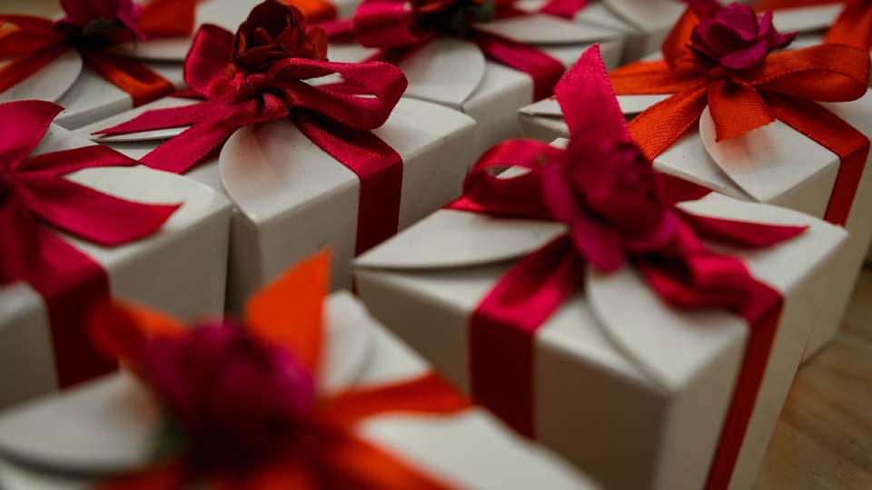 Coffrets cadeaux personnalisés alignés avant livraison