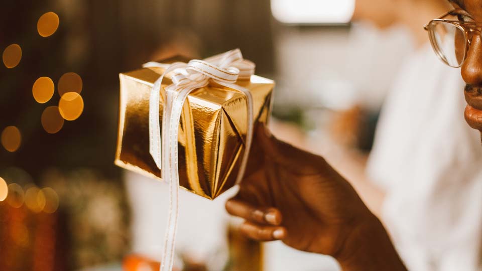 Remise d'un coffret cadeau de fin d'année à un partenaire