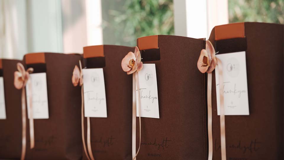 Équipe réceptionnant les cadeaux de fin d'année au bureau