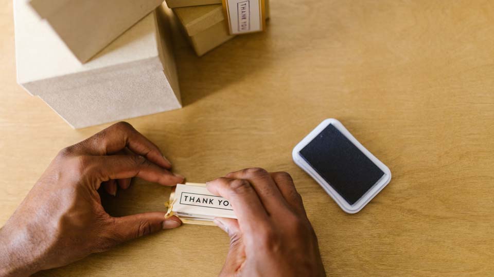 Cadeau remis à un client lors d'un rendez-vous d'affaires