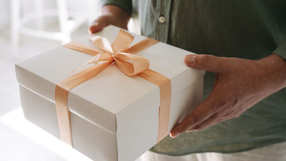 Concierge remettant un cadeau à un partenaire commercial