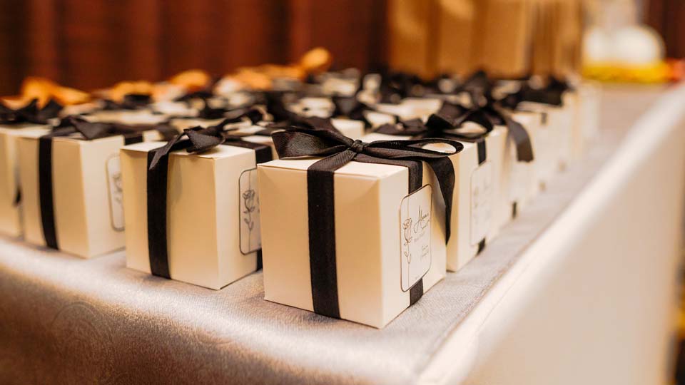 Cadeau d'affaires emballé avec carte personnalisée