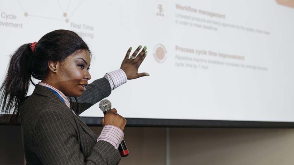 Entrepreneur présentant son projet de création de société