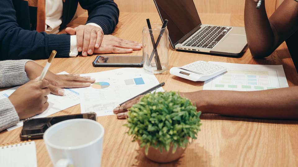 Associés établissant le budget de leur société