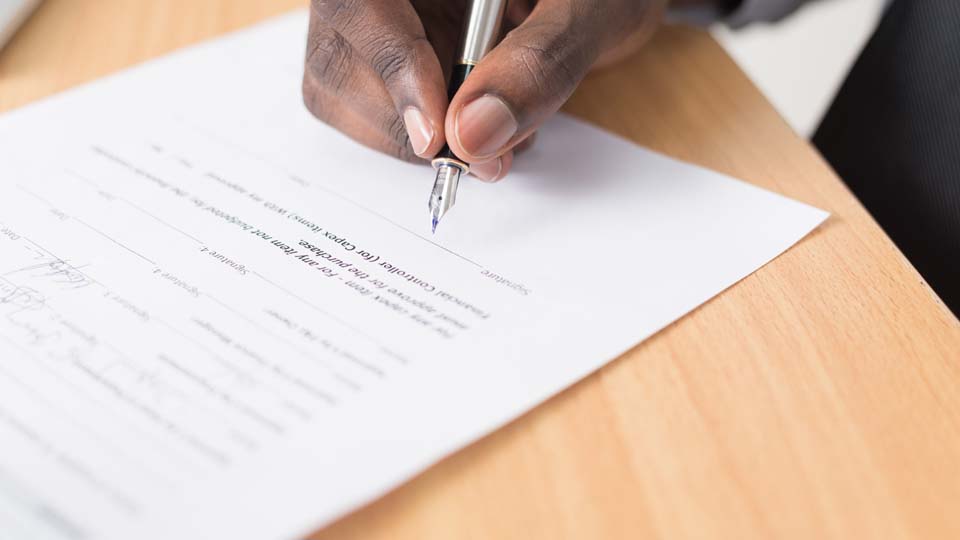 Entrepreneur signant les documents de création de sa société
