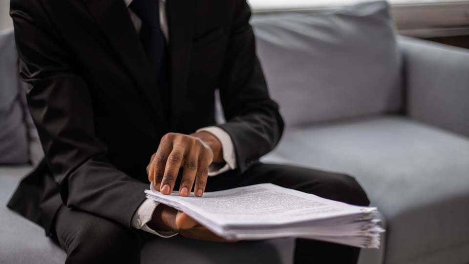 Entrepreneur avec son dossier de création d'entreprise