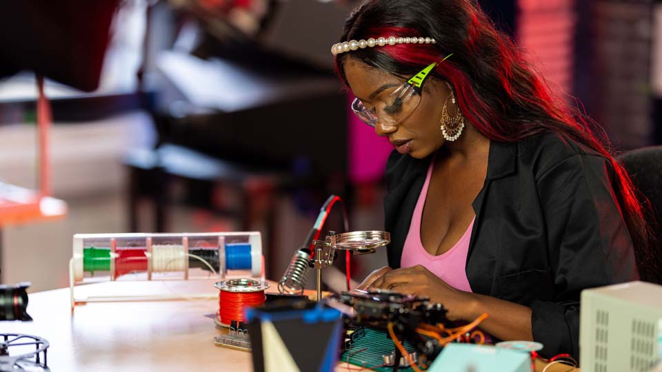 Entrepreneure concentrée sur un projet d'ingénierie électronique