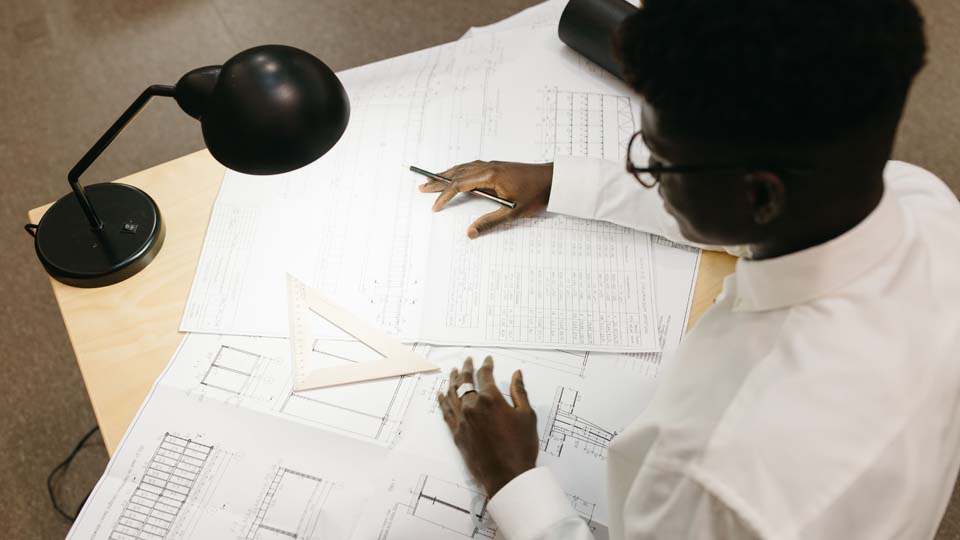 Architecte travaillant sur des plans de bureau