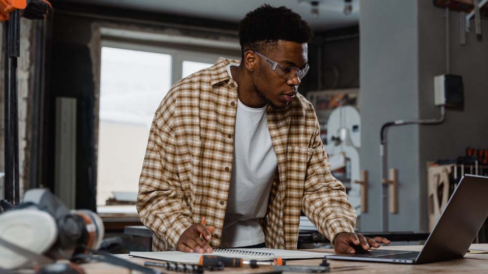 Artisan travaillant dans un atelier de menuiserie
