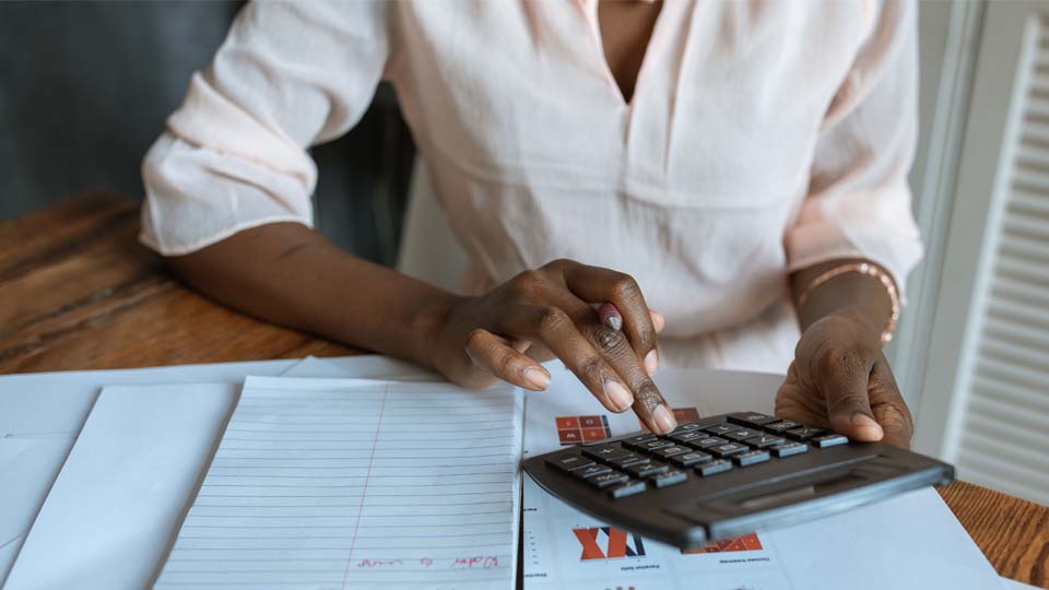 Dirigeant étudiant l'organigramme de son groupe de sociétés