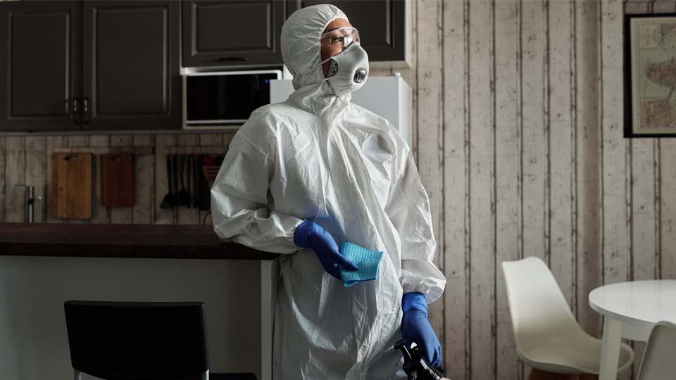 Technicien 3D en tenue de désinfection