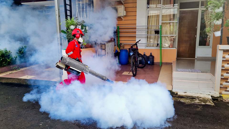 Technicien utilisant un appareil de desinsectisation