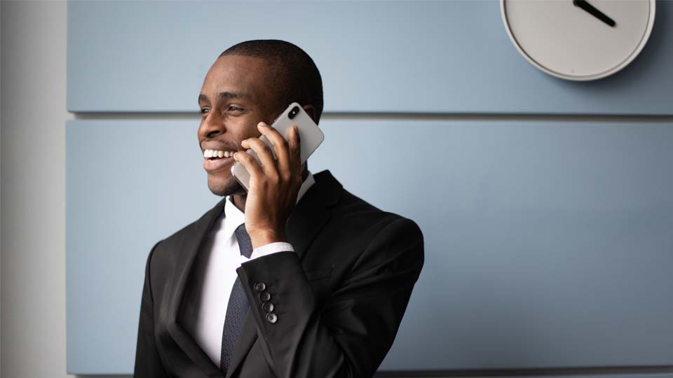 Concierge d'entreprise au téléphone avec un client