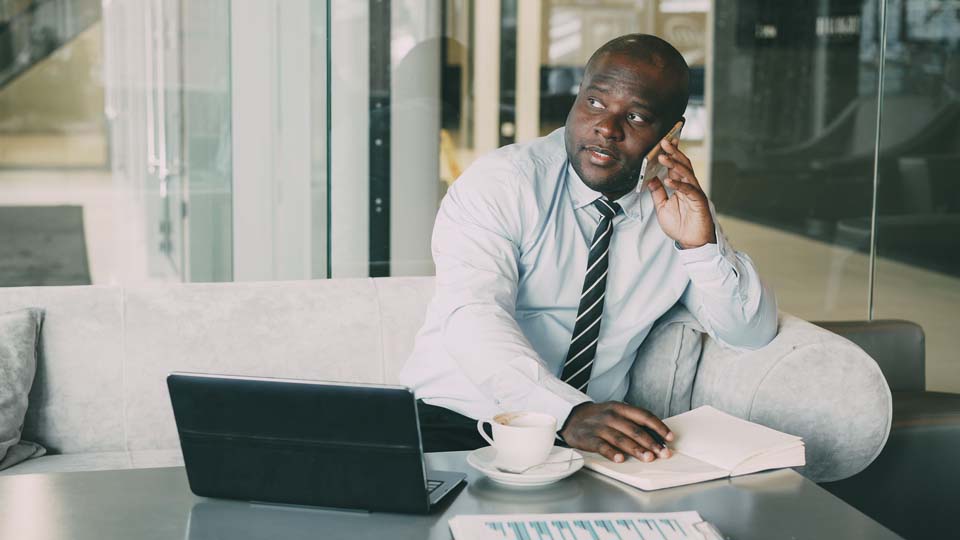 Concierge d'entreprise présentant une proposition de prestation