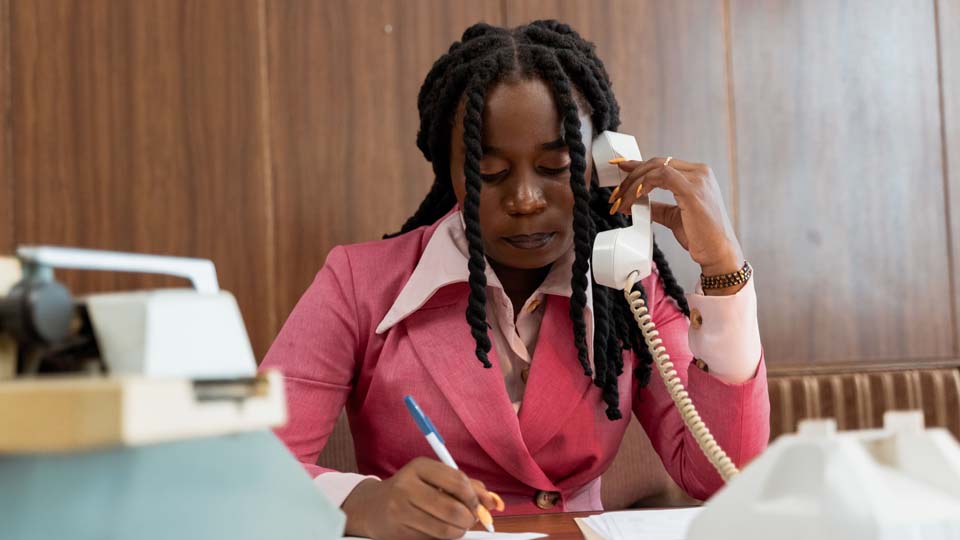 Concierge d'entreprise au téléphone avec un client